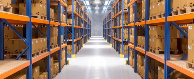 ¿Qué función cumplen los protectores de impacto en un almacén